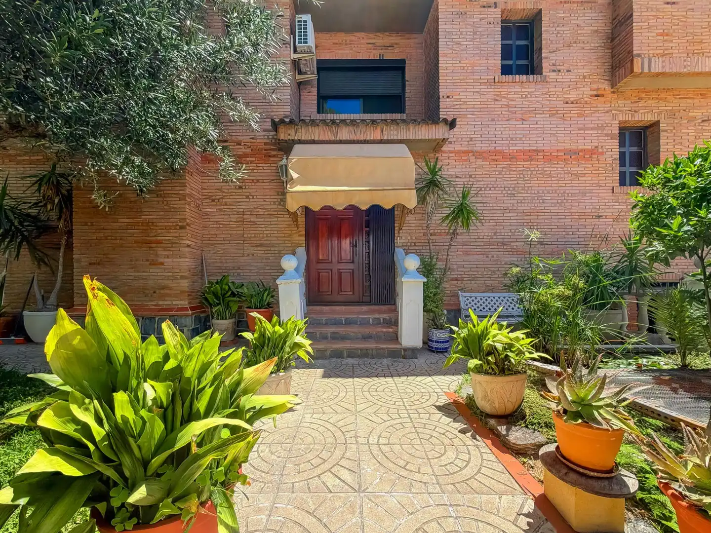 Vista exterior de Casa o xalet en venda en L'Eliana amb Aire condicionat, Jardí privat i Terrassa