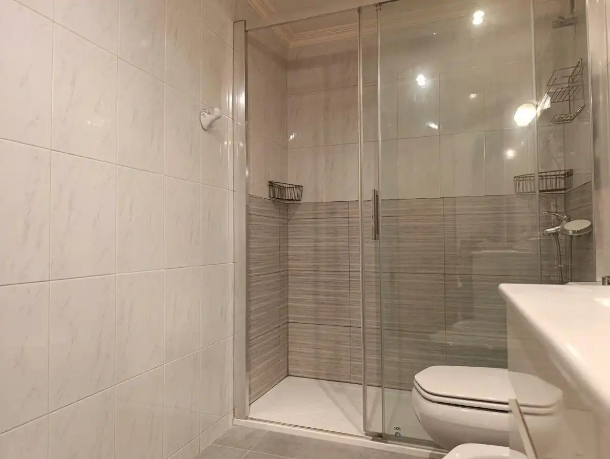 Baño de Piso en venta en Elche / Elx con Aire acondicionado, Parquet y Terraza