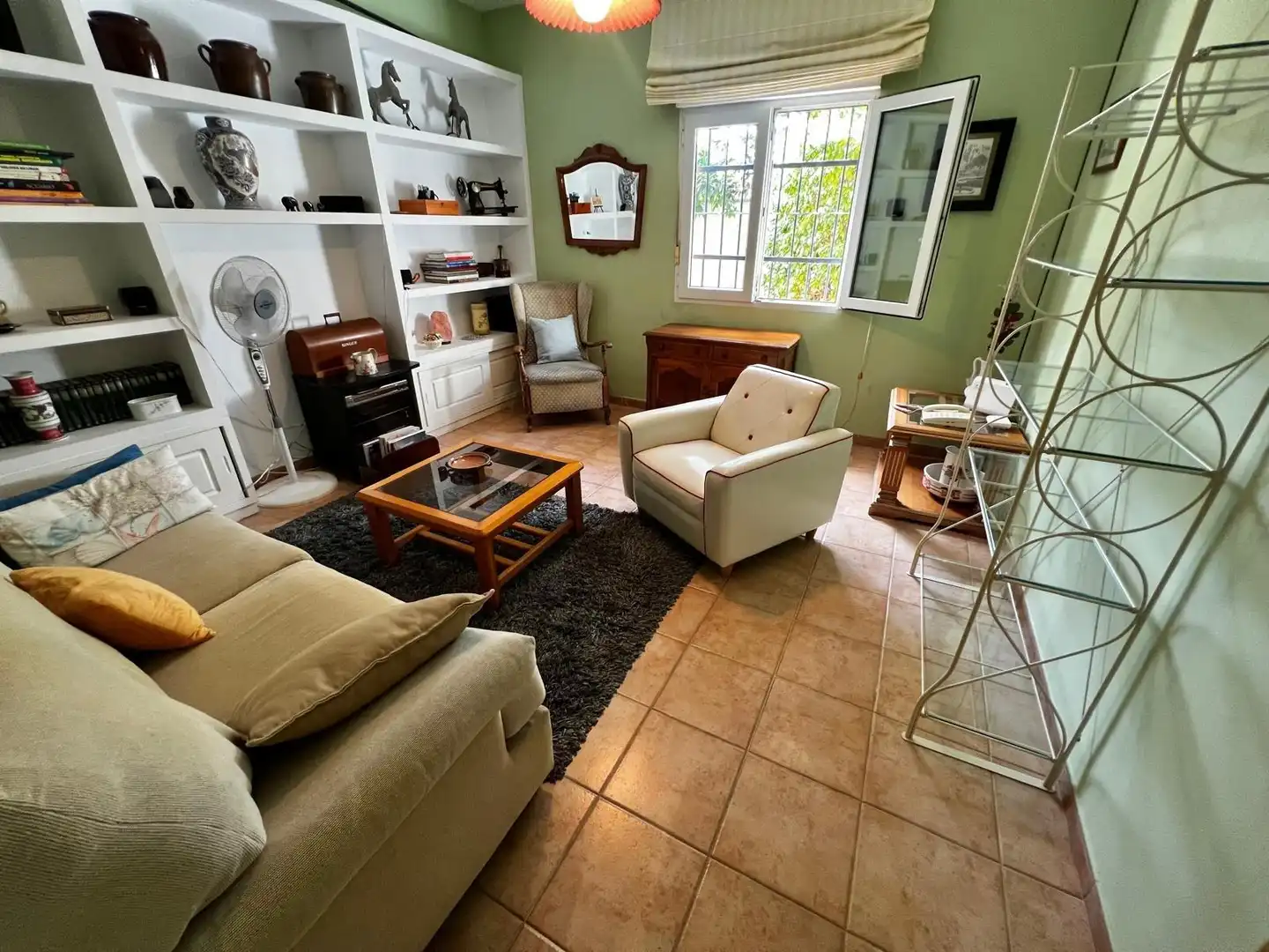 Sala d'estar de Casa o xalet en venda en Málaga amb Aire condicionat, Calefacció i Jardí privat
