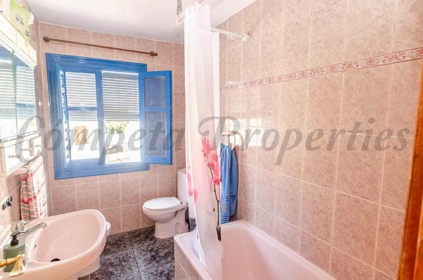 Badezimmer von Einfamilien-Reihenhaus zum Verkauf in Cómpeta mit Terrasse und Möbliert