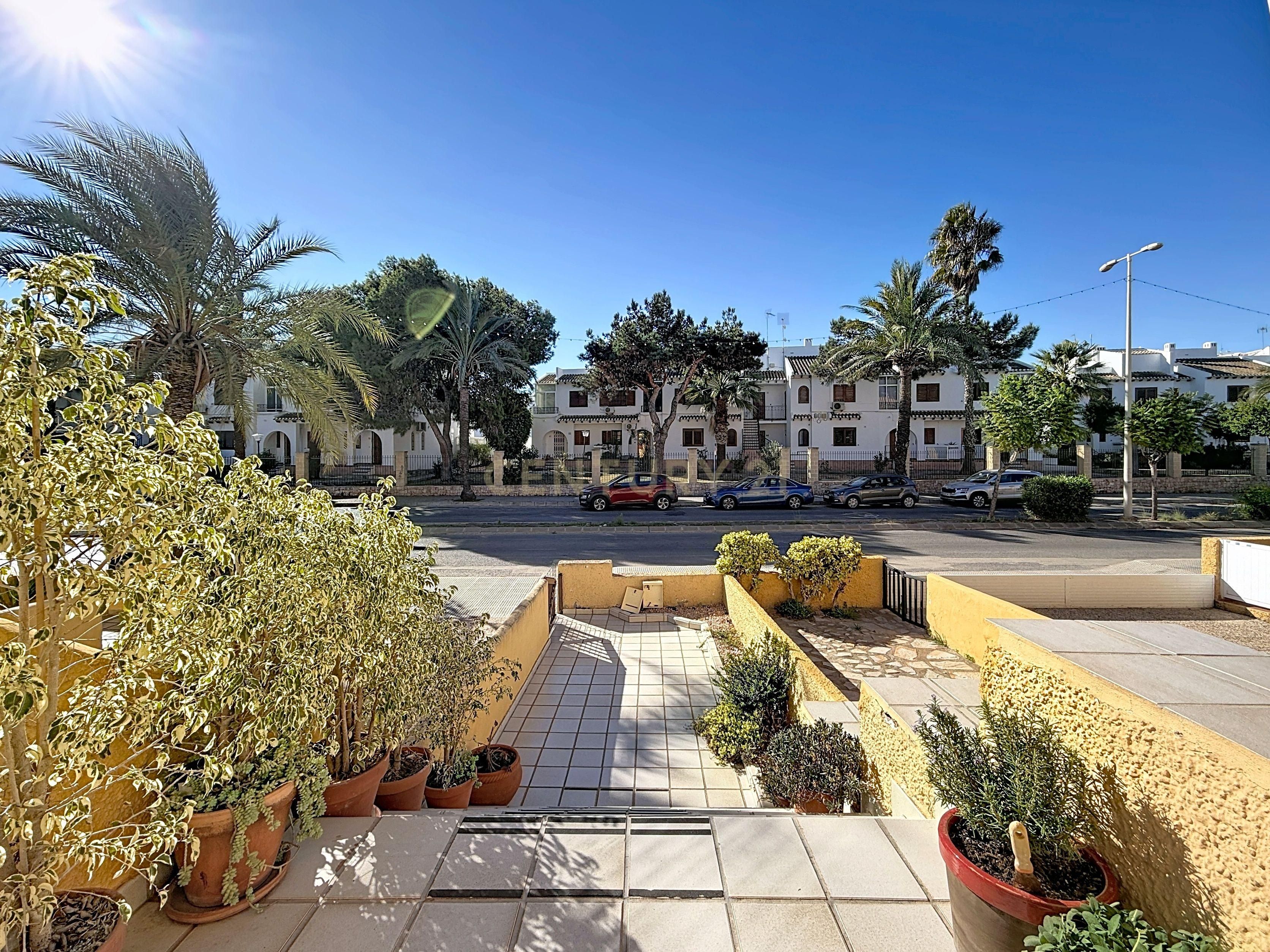 Vista exterior de Casa adosada en venda en Orihuela amb Aire condicionat, Jardí privat i Traster