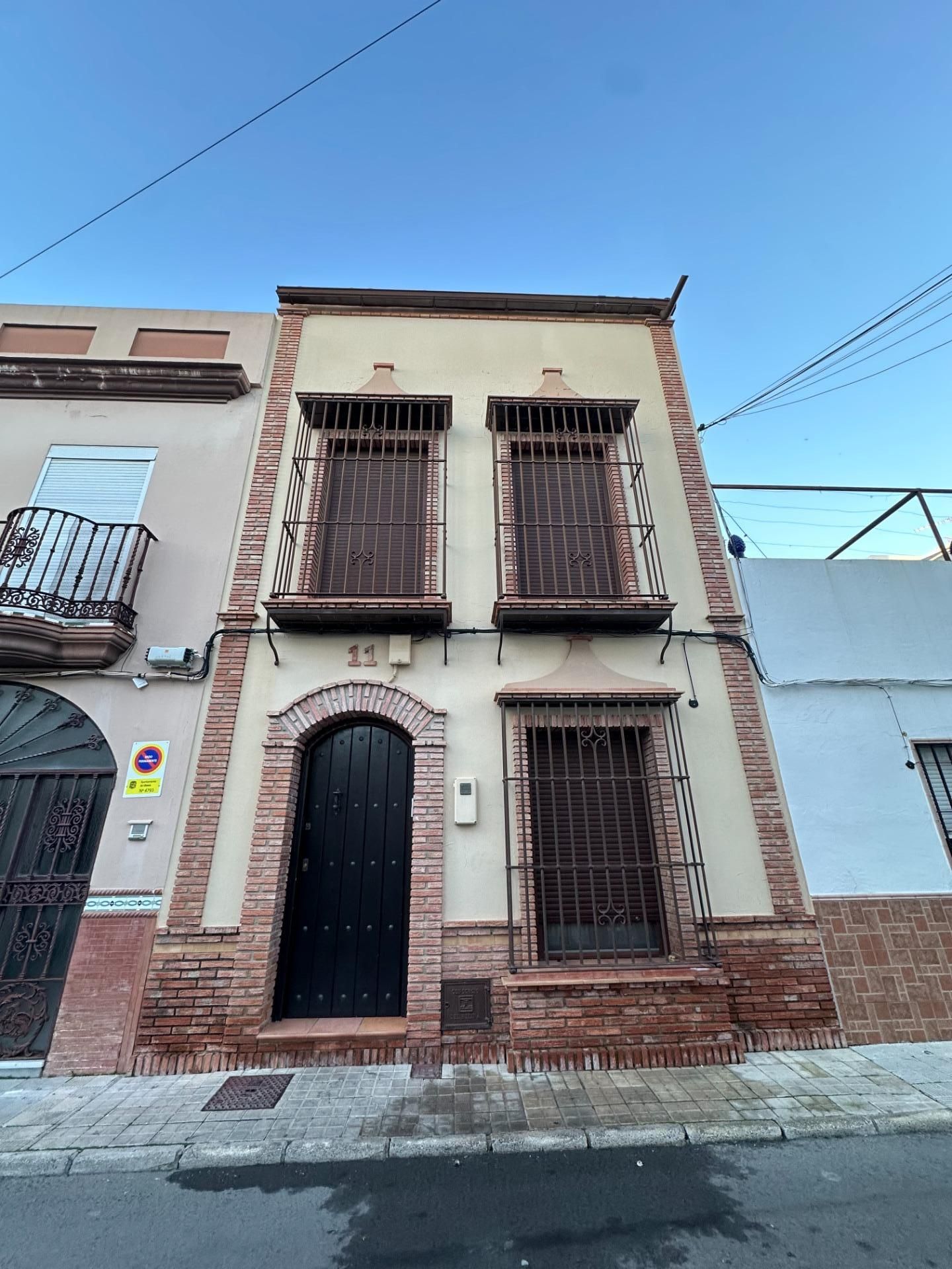 Vista exterior de Casa o xalet en venda en Utrera amb Terrassa