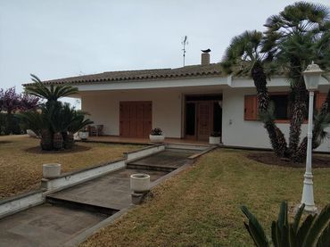 Chalet con piscina en venta en Carrer la Ratlla