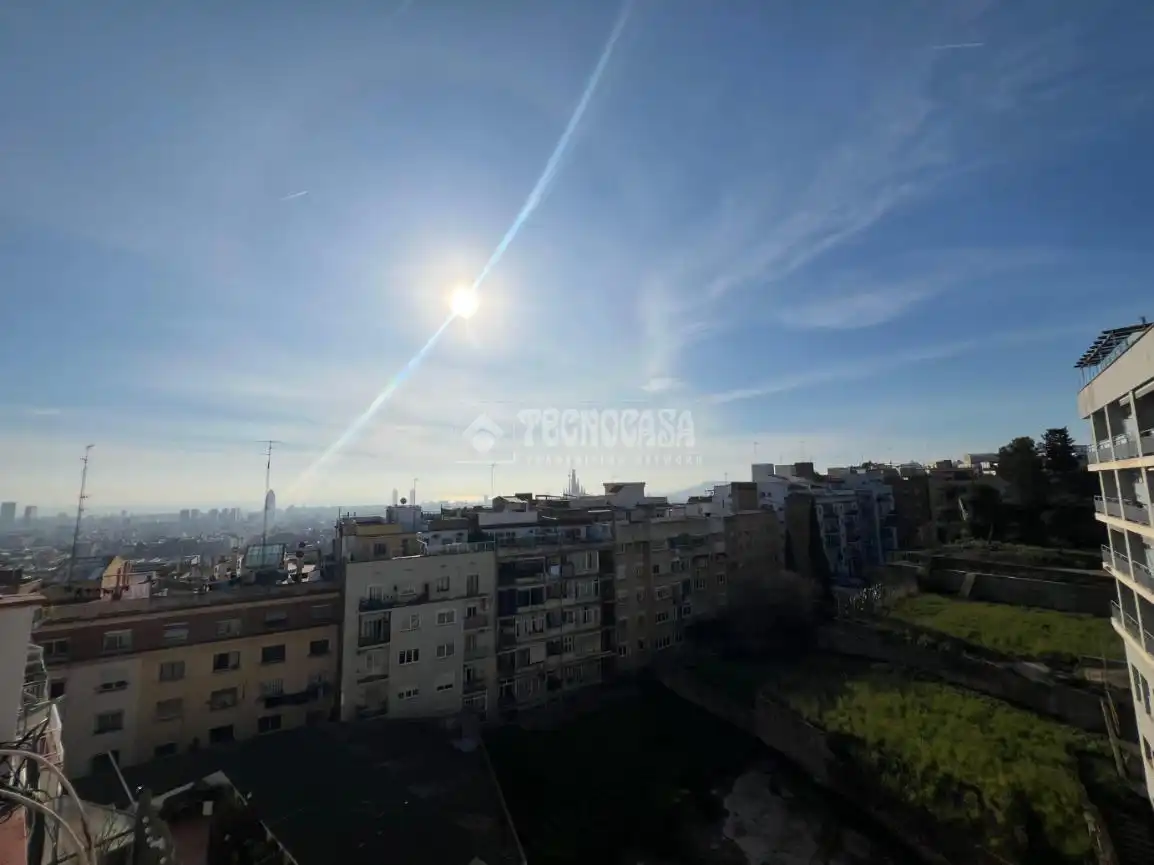 Vista exterior de Àtic en venda en Barcelona