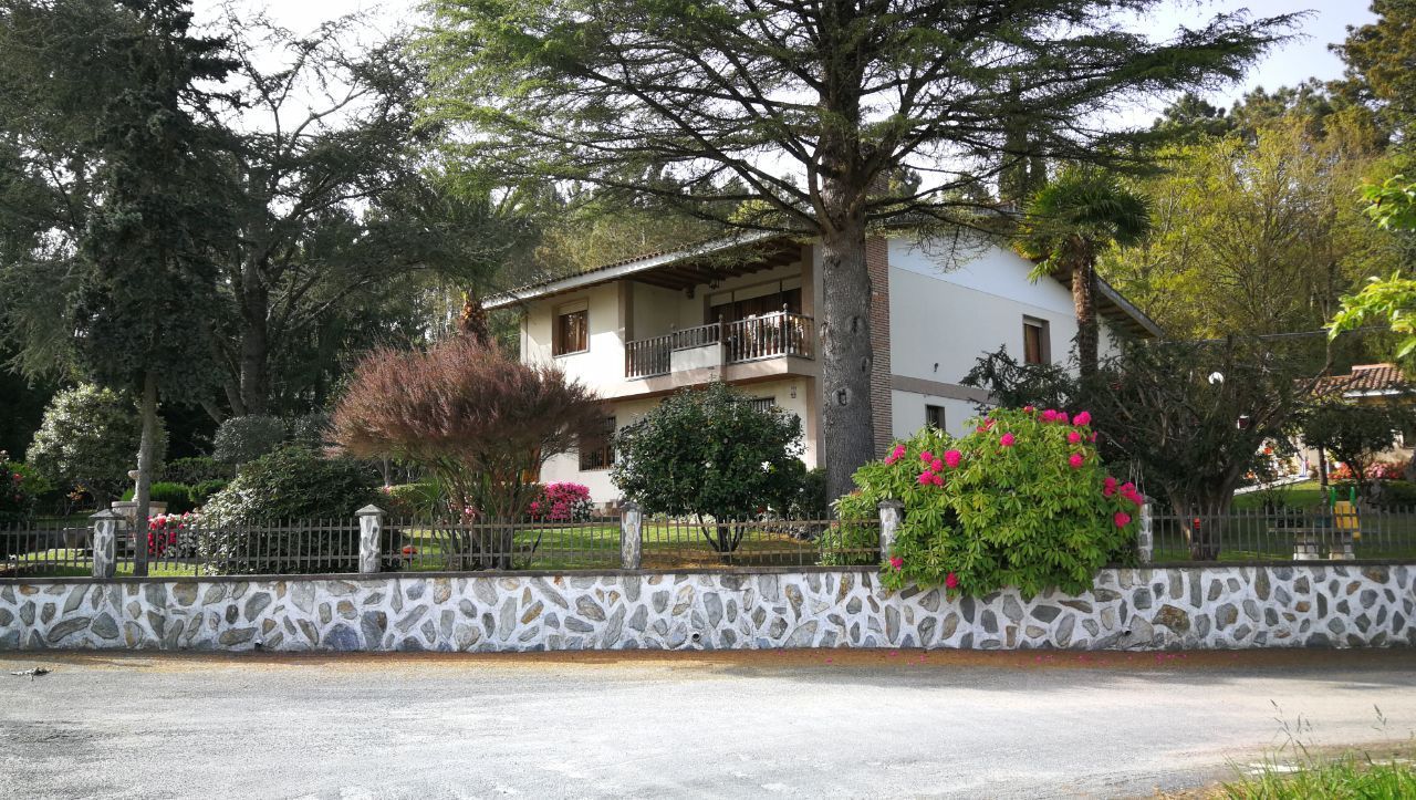 Vista exterior de Casa o xalet en venda en San Cristovo de Cea amb Calefacció, Jardí privat i Terrassa