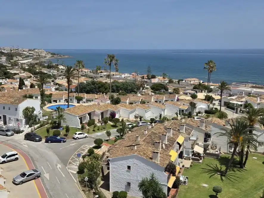 Außenansicht von Wohnungen zum Verkauf in Mijas mit Klimaanlage, Schwimmbad und Balkon