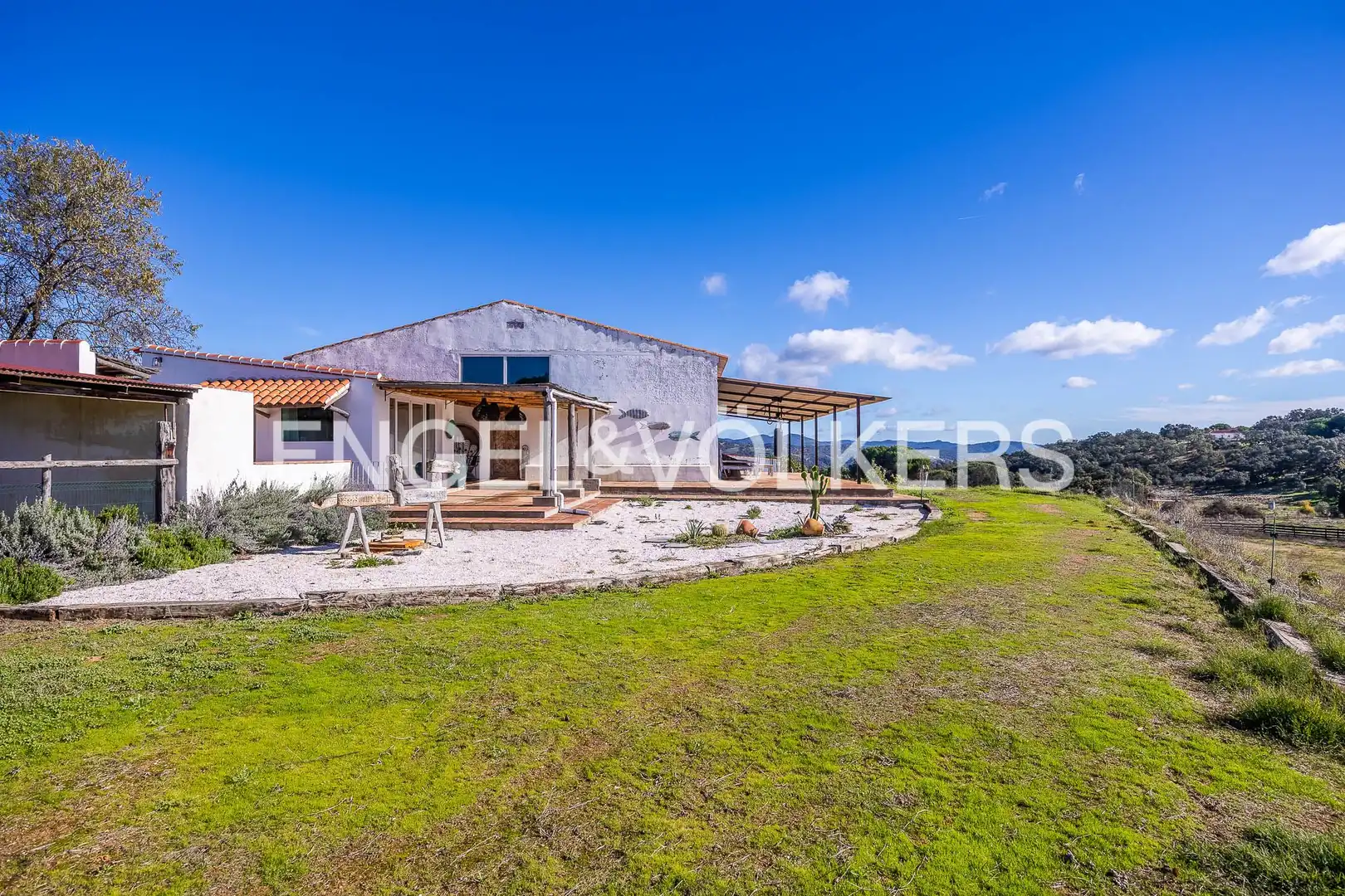 Vista exterior de Finca rústica en venda en Cazalla de la Sierra amb Calefacció