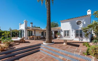 Vista exterior de Casa o xalet en venda en Marbella amb Aire condicionat i Piscina