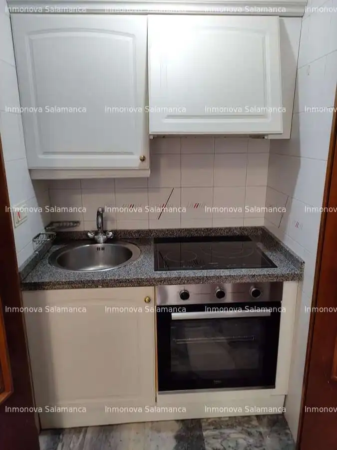 Cuina de Apartament de lloguer en Salamanca amb Calefacció, Terrassa i Moblat