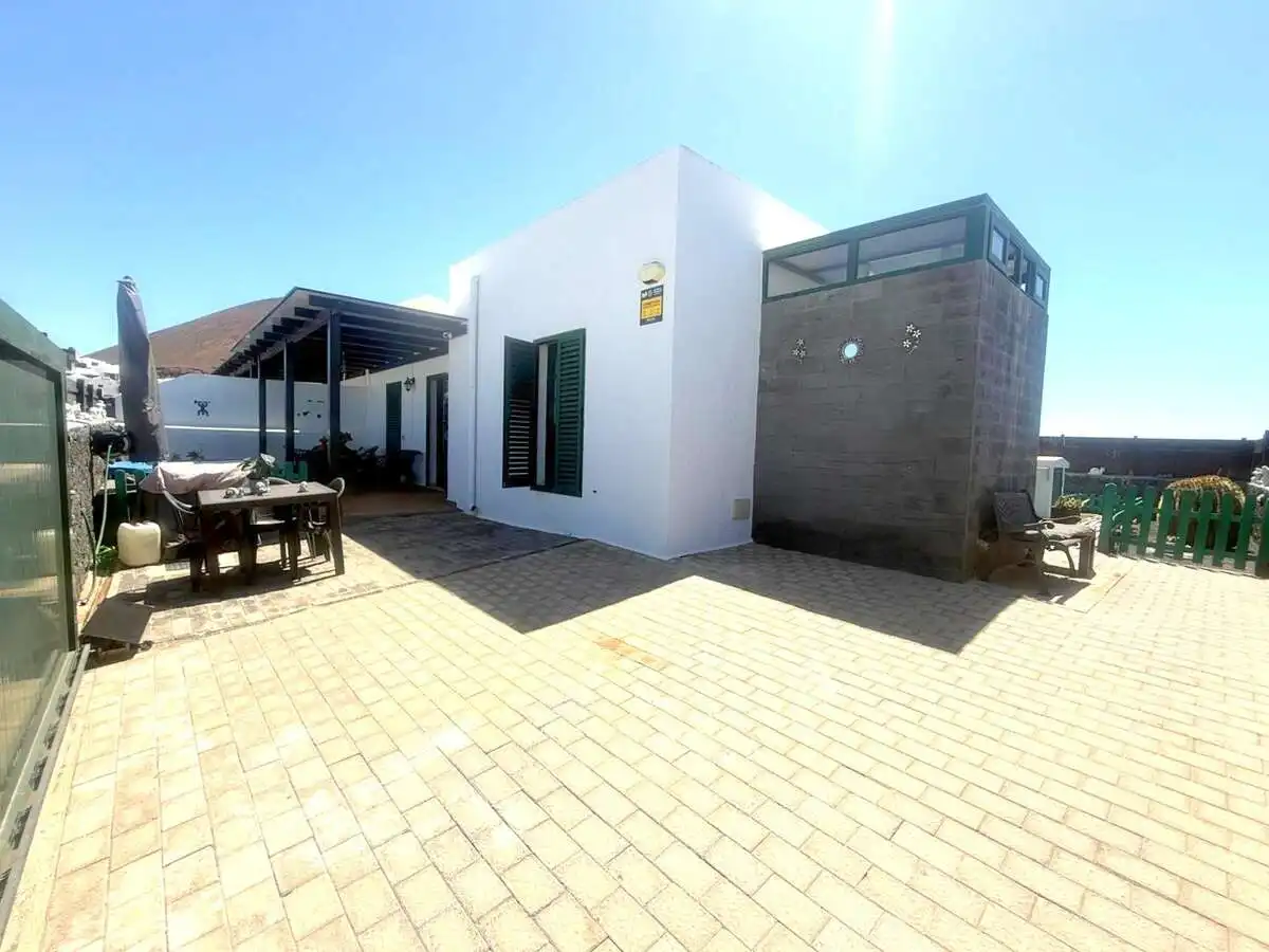 Vista exterior de Casa o xalet en venda en Teguise amb Jardí privat, Terrassa i Forn