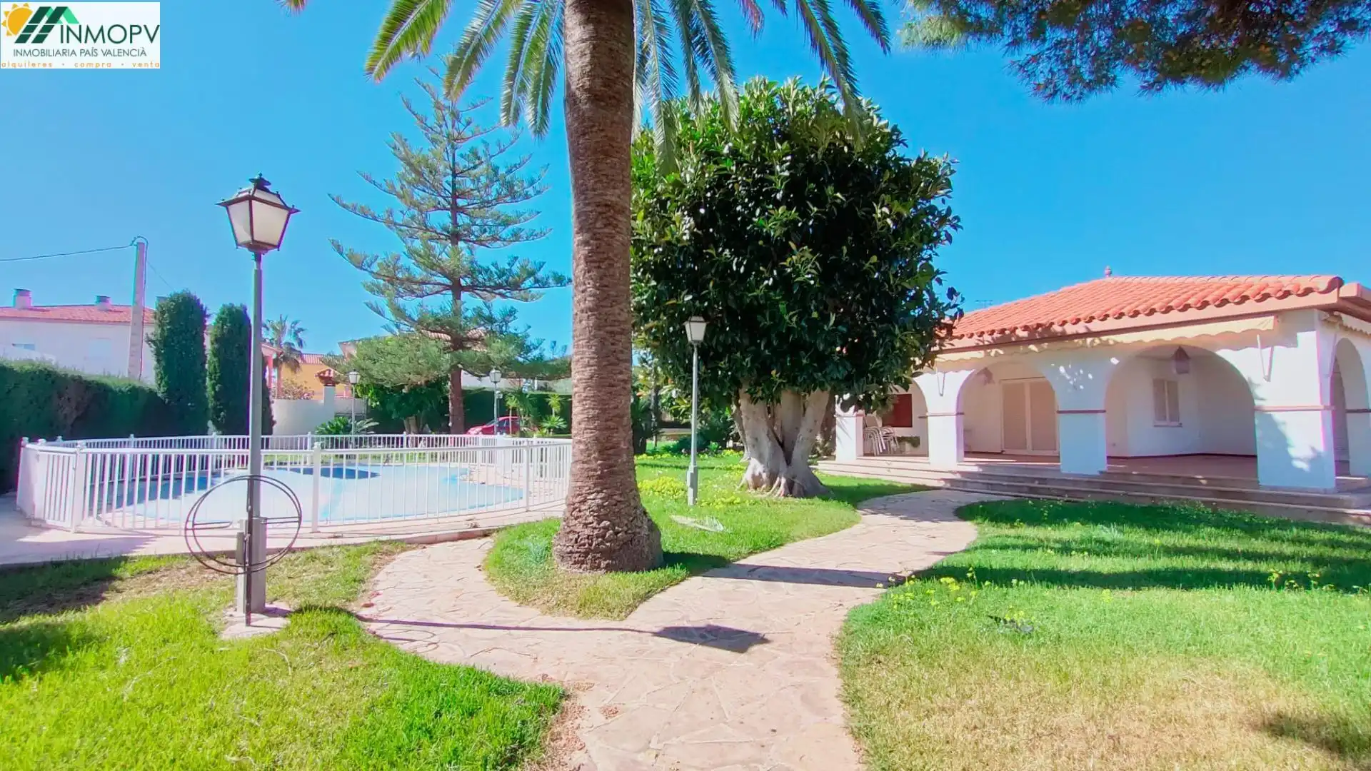 Vista exterior de Casa o xalet en venda en Vinaròs amb Jardí privat, Terrassa i Traster