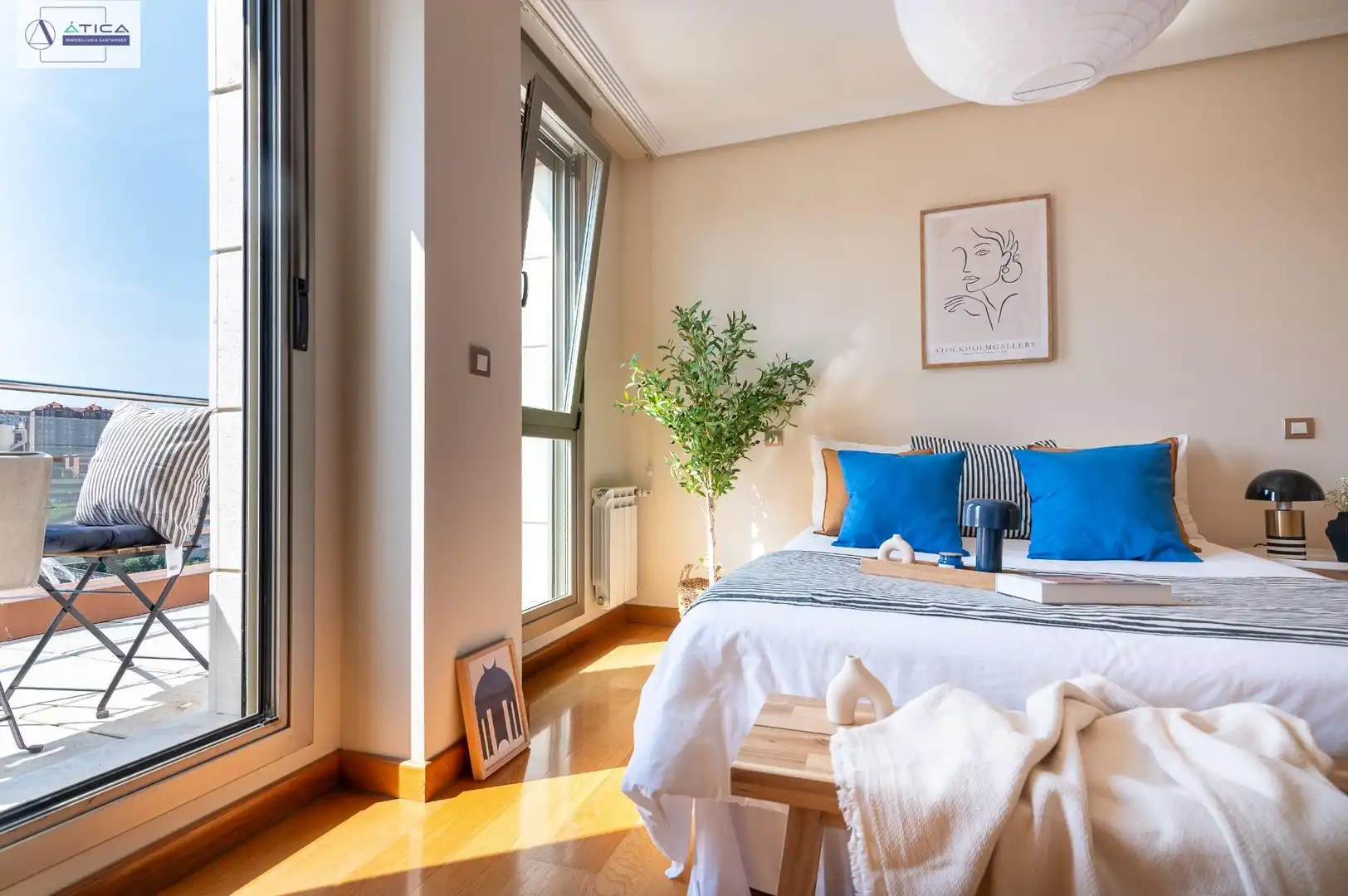 Schlafzimmer von Dachboden zum Verkauf in Santander mit Heizung, Privatgarten und Parkett