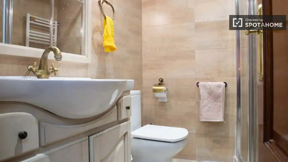 Bathroom of Flat for share in Madrid  with Air Conditioner, Heating and Terrace
