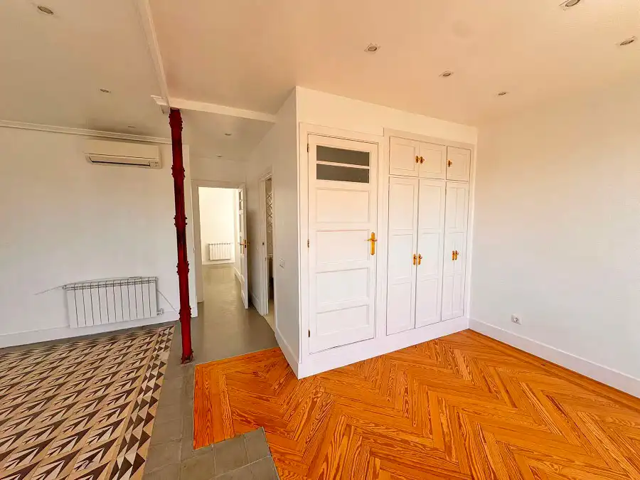 Schlafzimmer von Wohnung zur Miete in Madrid mit Heizung, Parkett und Ofen
