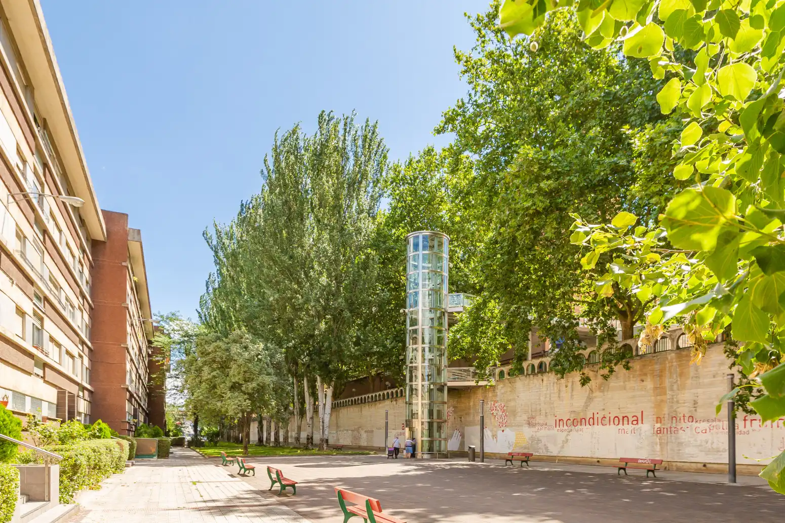 Außenansicht von Wohnung zum Verkauf in  Pamplona / Iruña mit Klimaanlage, Heizung und Abstellraum