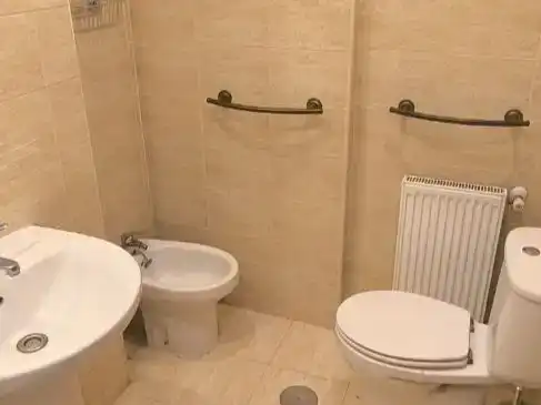 Badezimmer von Wohnung zur Miete in  Madrid Capital mit Klimaanlage und Schwimmbad