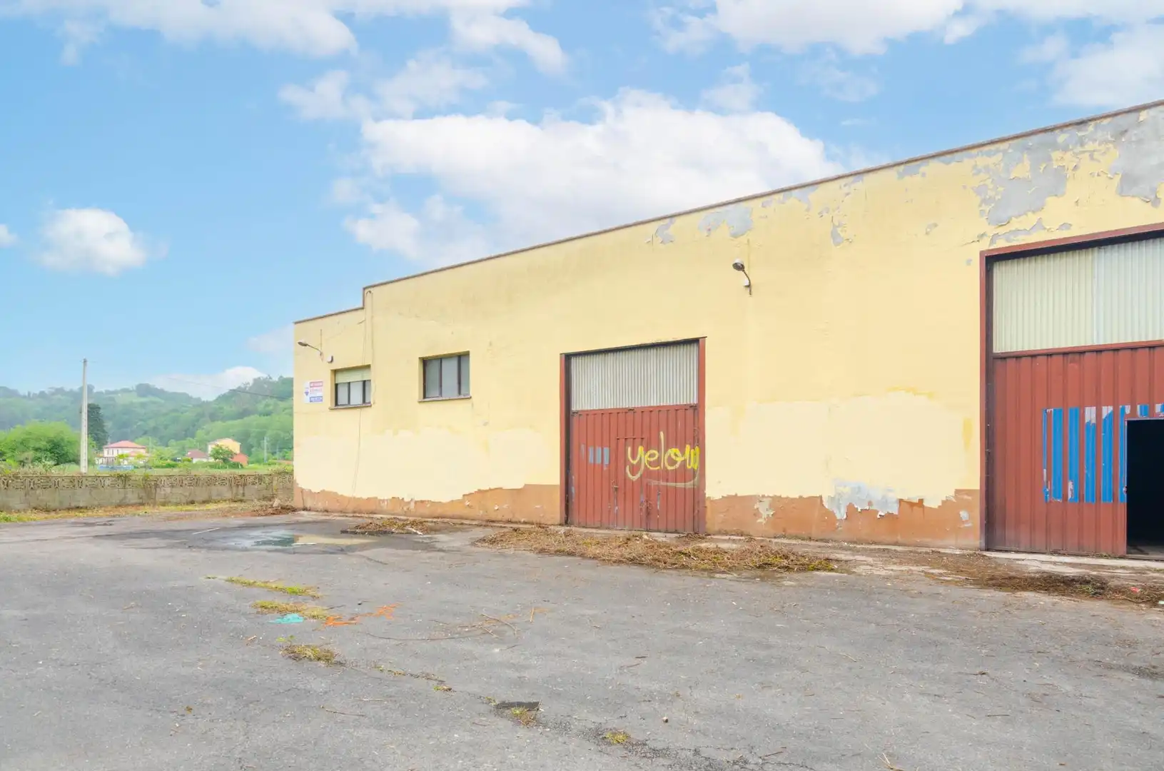 Vista exterior de Nave industrial en venta en Piloña