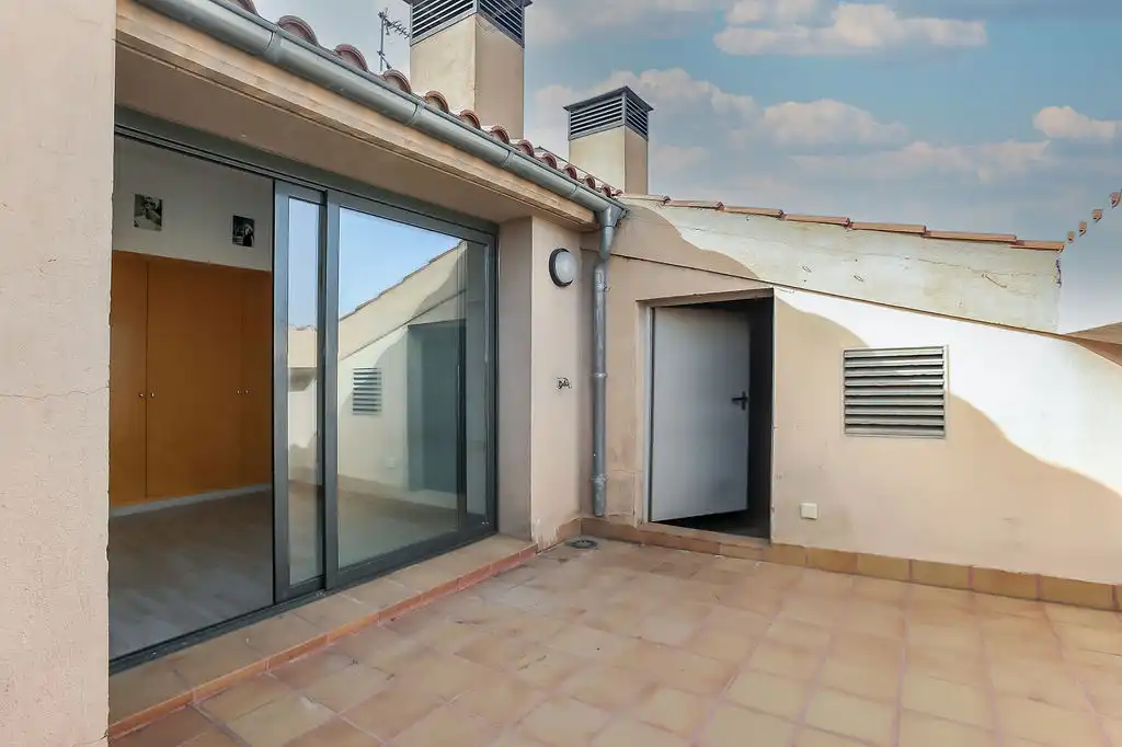 Vista exterior de Piso en venta en Sabadell con Calefacción y Piscina