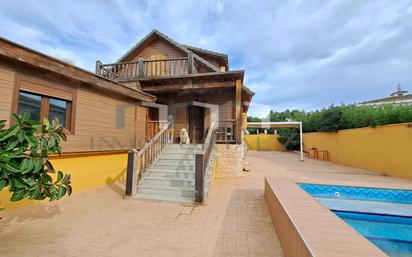 Vista exterior de Casa o xalet en venda en Chiva amb Aire condicionat, Parquet i Terrassa