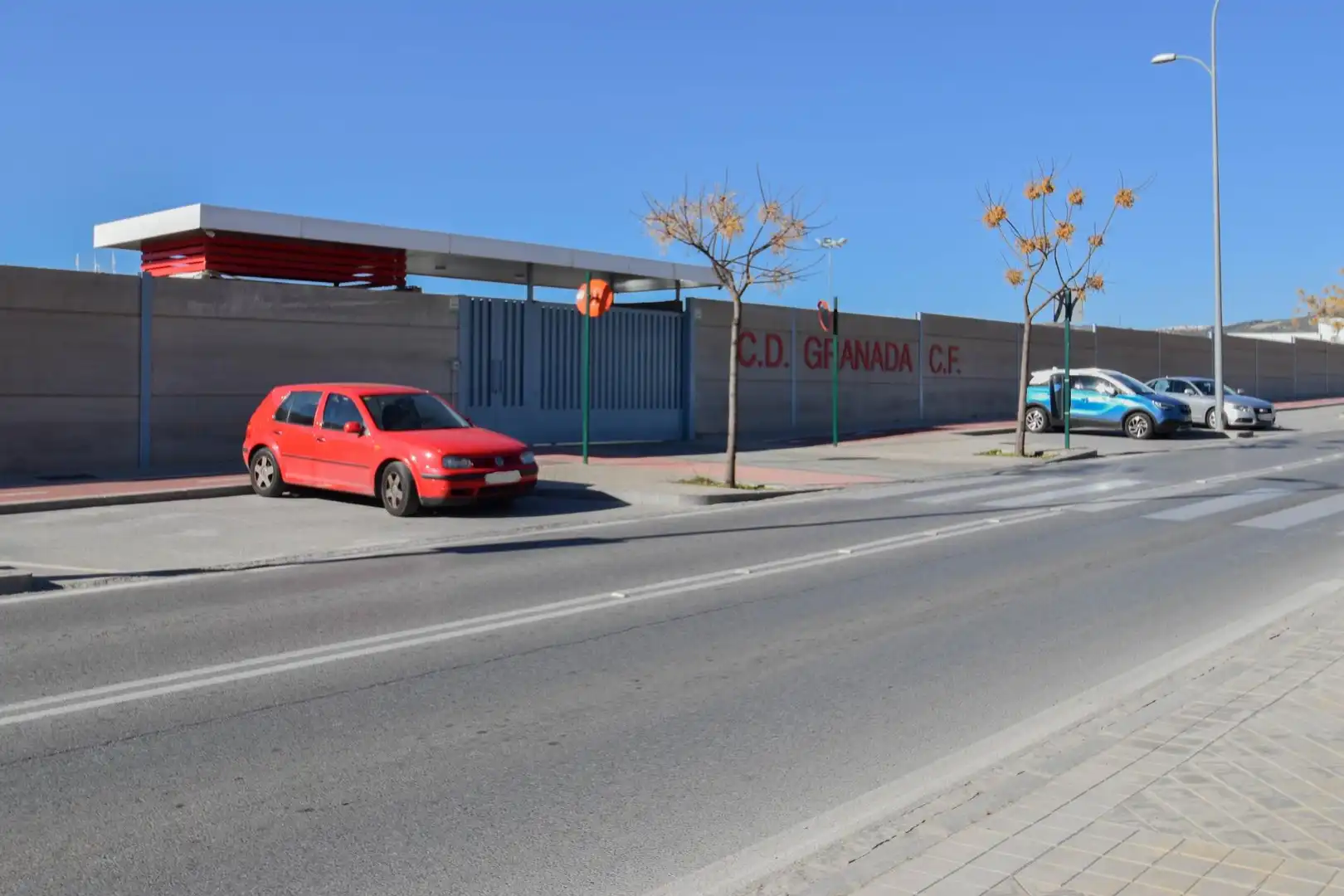 Außenansicht von Garage zum Verkauf in Granada