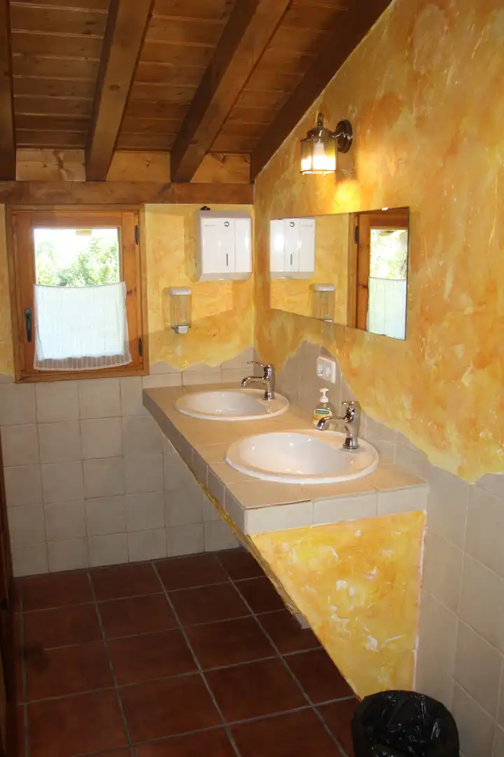 Baño de Finca rústica en venta en San Roque de Riomiera con Jardín privado