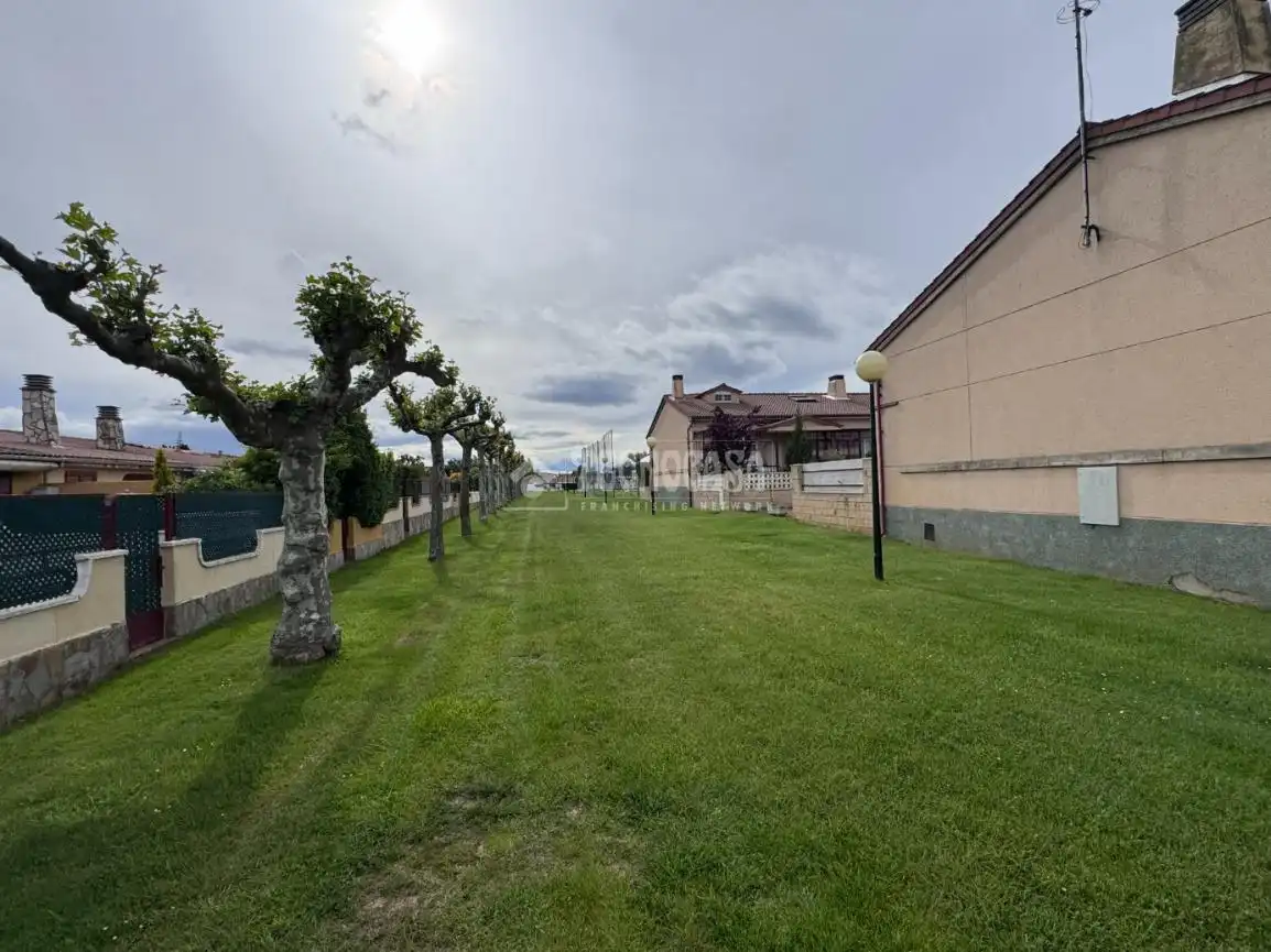 Casa adosada en venda en Villasabariego amb Domòtica i Piscina comunitària