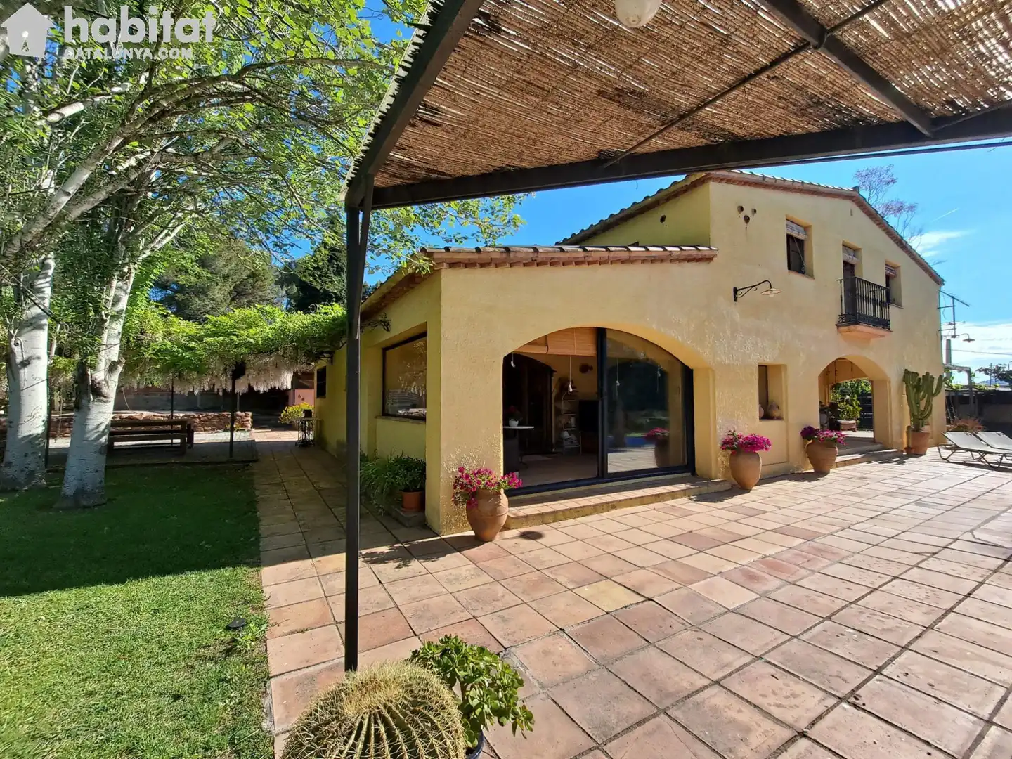 Vista exterior de Casa o chalet en venta en Sant Esteve Sesrovires con Aire acondicionado, Calefacción y Jardín privado