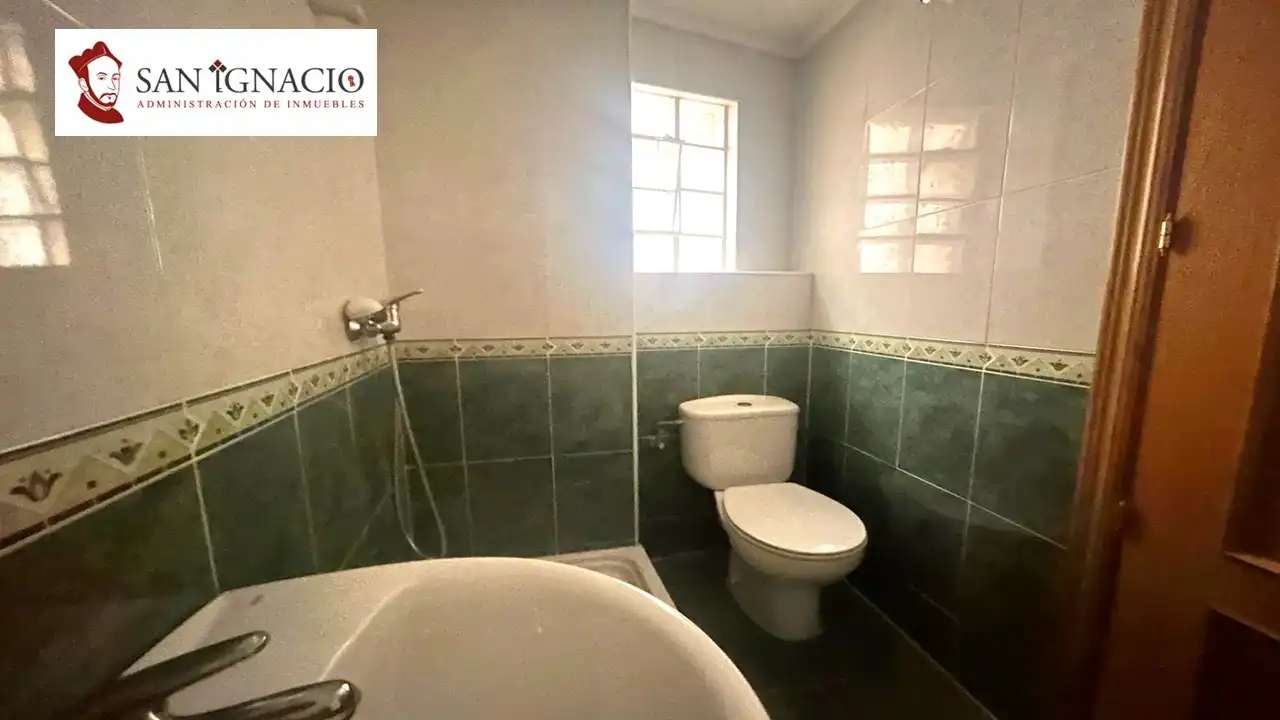 Baño de Piso en venta en Villarcayo de Merindad de Castilla la Vieja con Aire acondicionado, Calefacción y Trastero