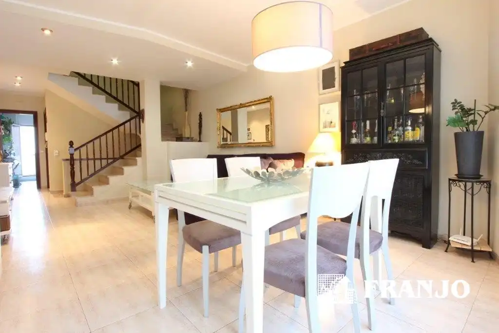 Comedor de Casa adosada en venta en Sabadell con Aire acondicionado, Calefacción y Jardín privado