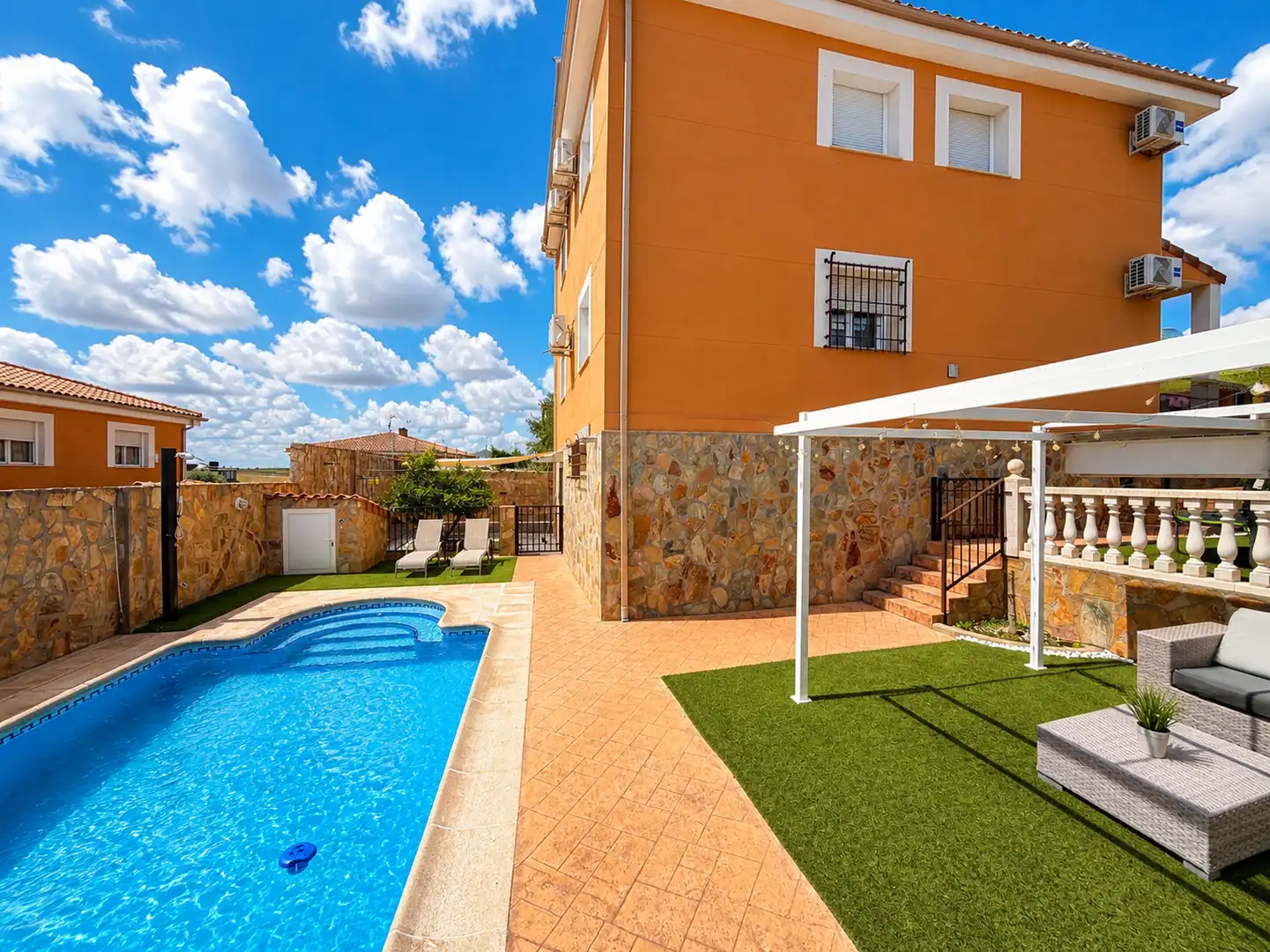 Piscina de Casa o chalet en venta en Serranillos del Valle con Aire acondicionado, Calefacción y Jardín privado