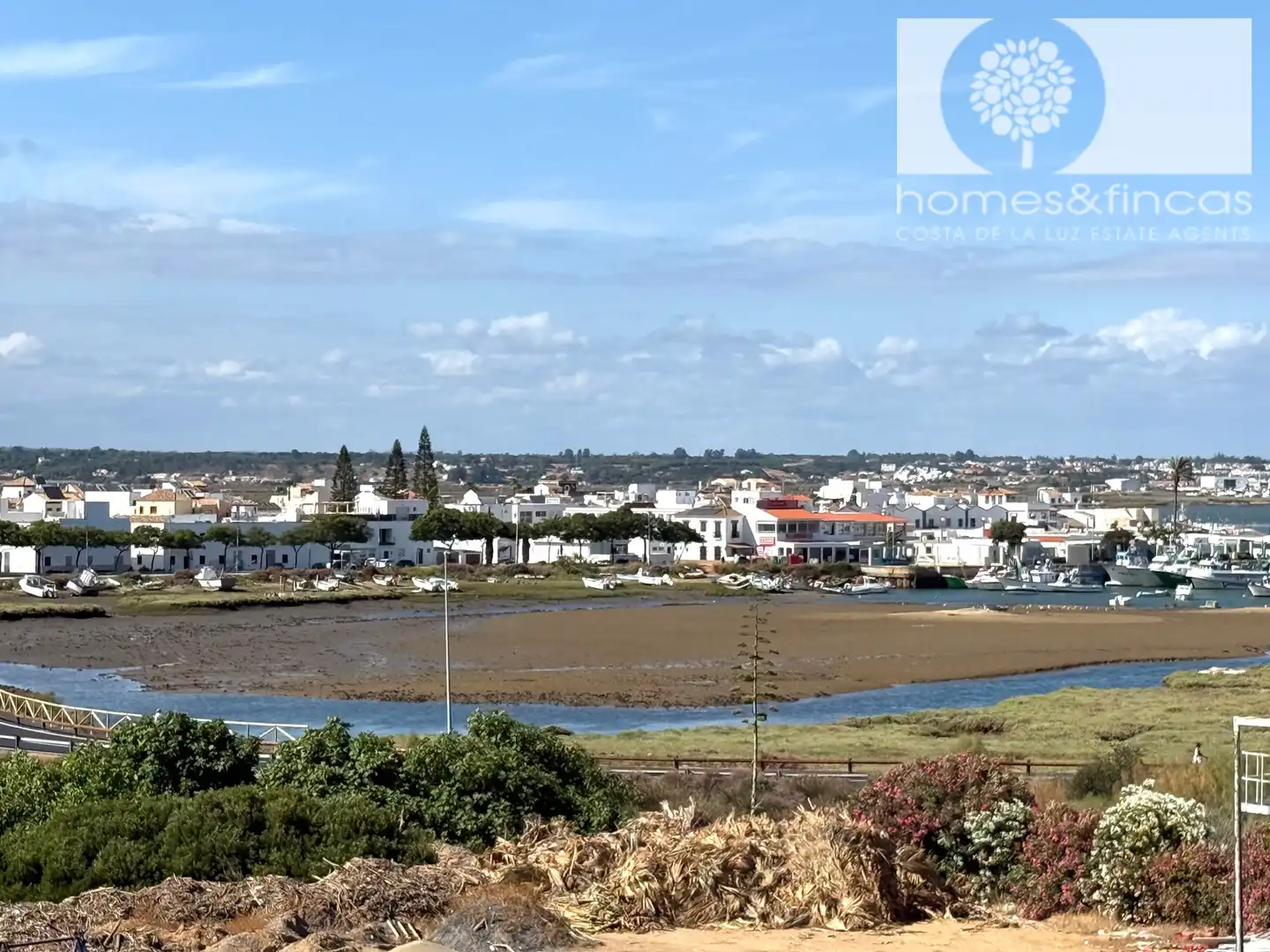 Vista exterior de Ático en venta en Ayamonte con Aire acondicionado, Amueblado y Piscina comunitaria