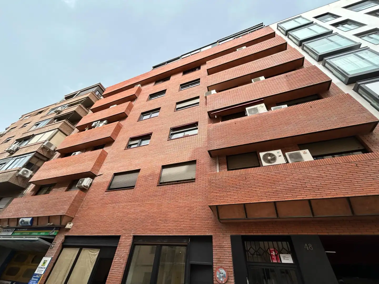 Außenansicht von Erdgeschoss zum Verkauf in Madrid mit Klimaanlage, Heizung und Möbliert
