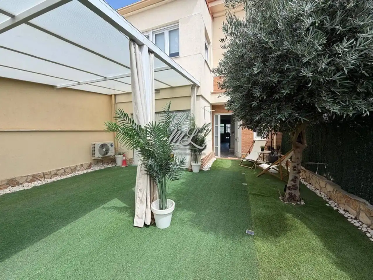 Terrassa de Casa adosada en venda en Camarena amb Aire condicionat, Calefacció i Jardí privat