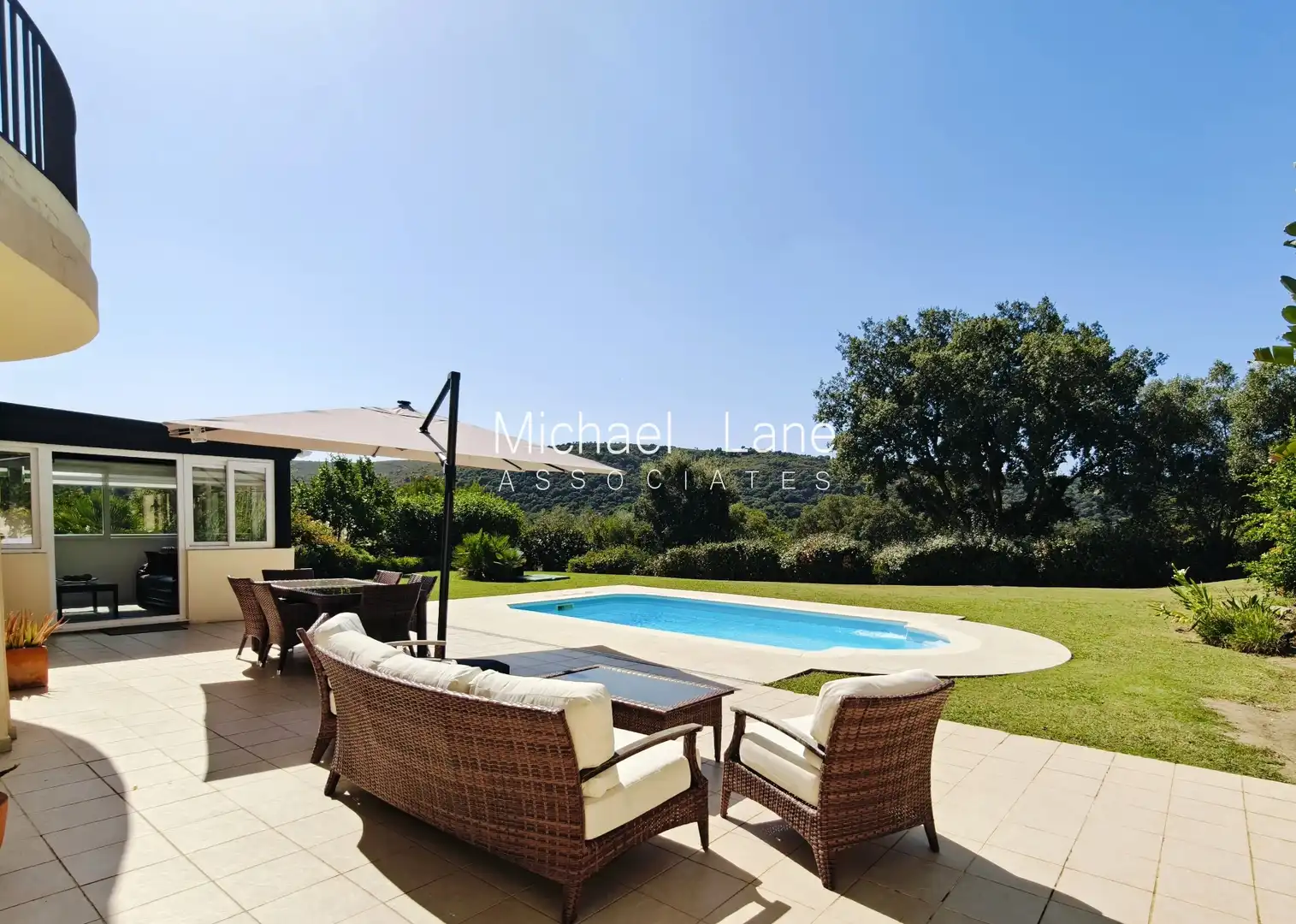 Terrasse von Erdgeschoss zum Verkauf in Sotogrande mit Klimaanlage, Privatgarten und Terrasse