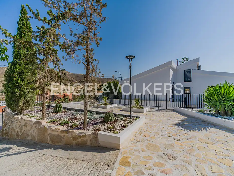 Vista exterior de Casa o xalet en venda en El Campello amb Aire condicionat, Calefacció i Jardí privat