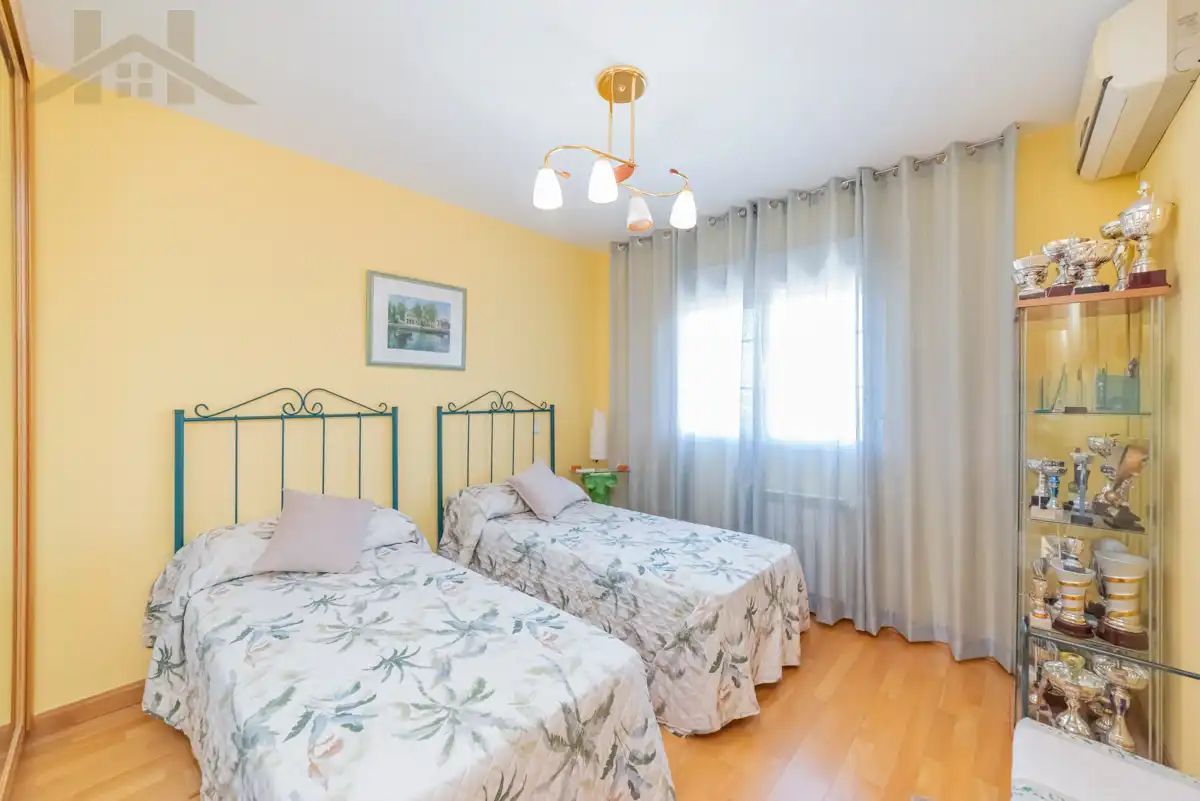 Dormitori de Casa adosada en venda en Seseña amb Aire condicionat, Calefacció i Jardí privat