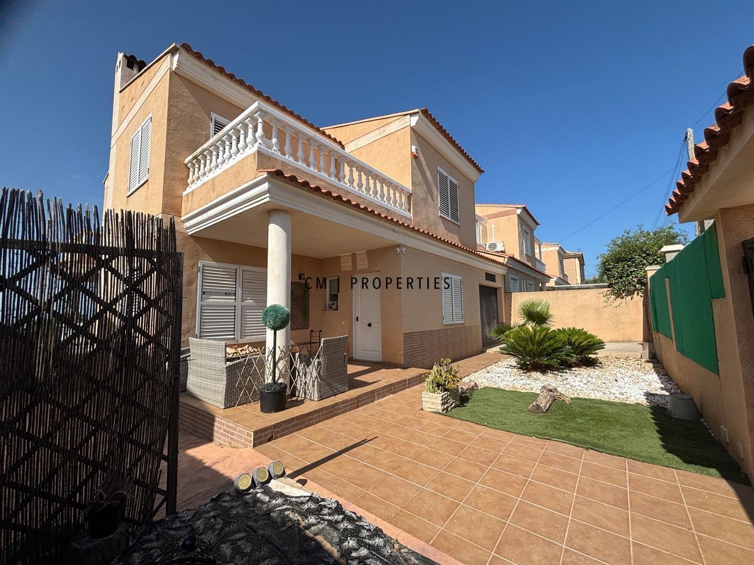 Vista exterior de Casa o xalet en venda en Chiva amb Terrassa, Traster i Piscina