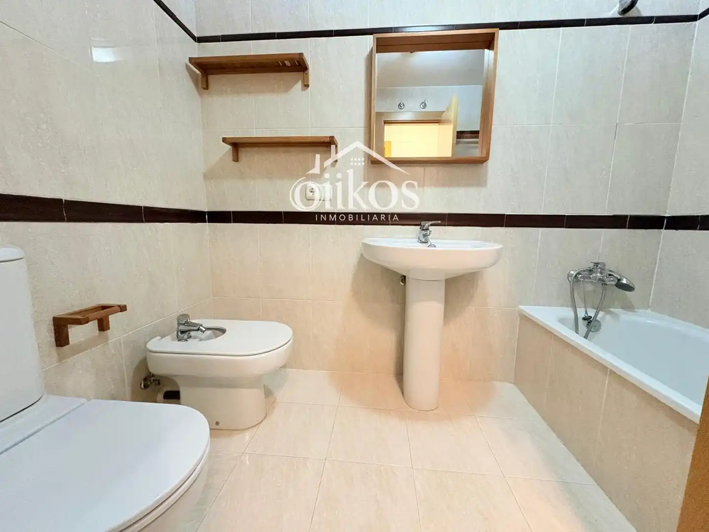 Baño de Piso en venta en Villamayor con Calefacción, Trastero y Balcón