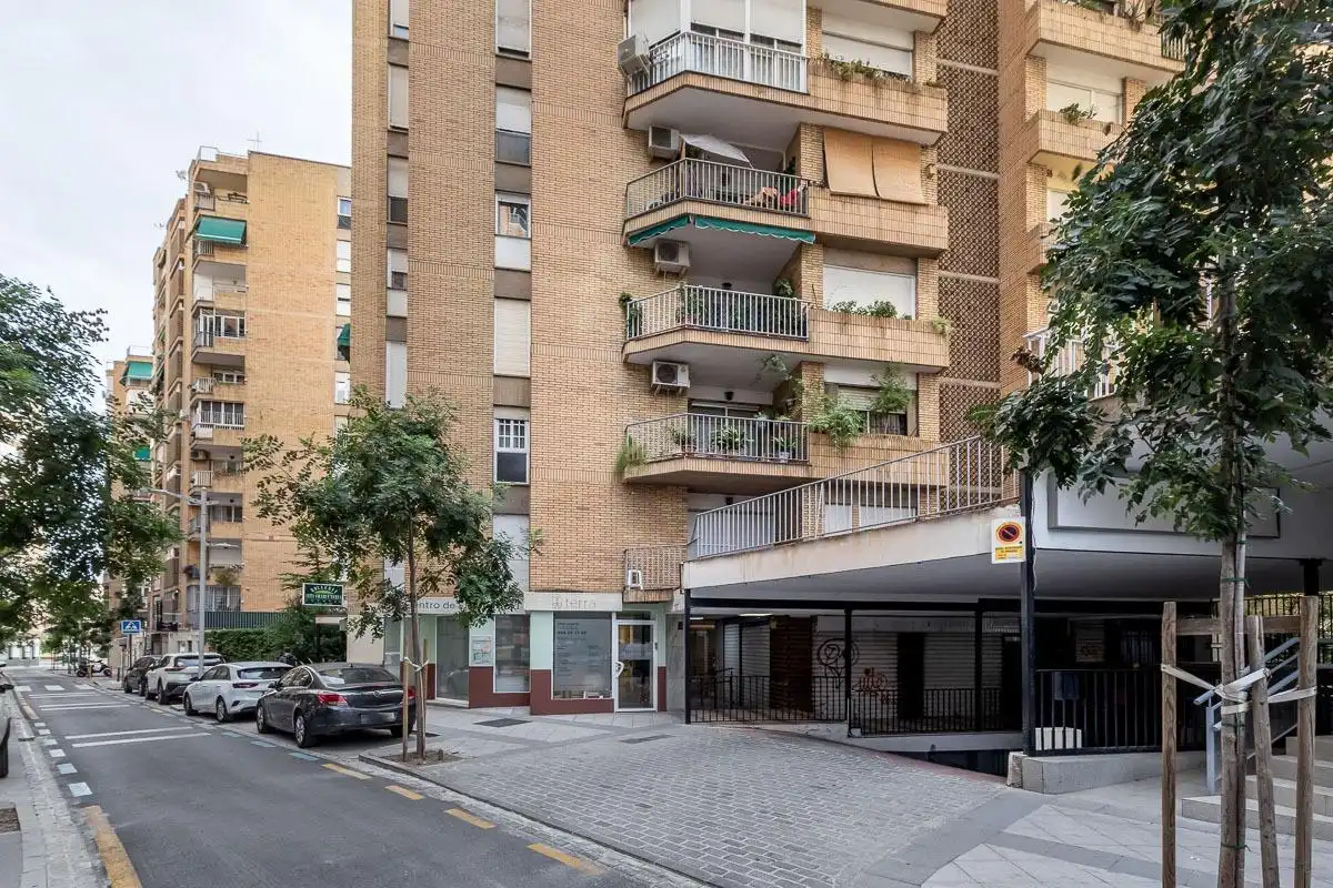 Vista exterior de Pis de lloguer en Granada amb Calefacció i Balcó