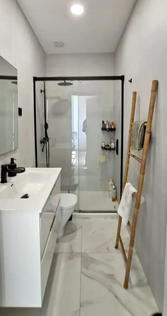Bathroom of Flat for sale in Badalona  with Air Conditioner, Heating and Terrace