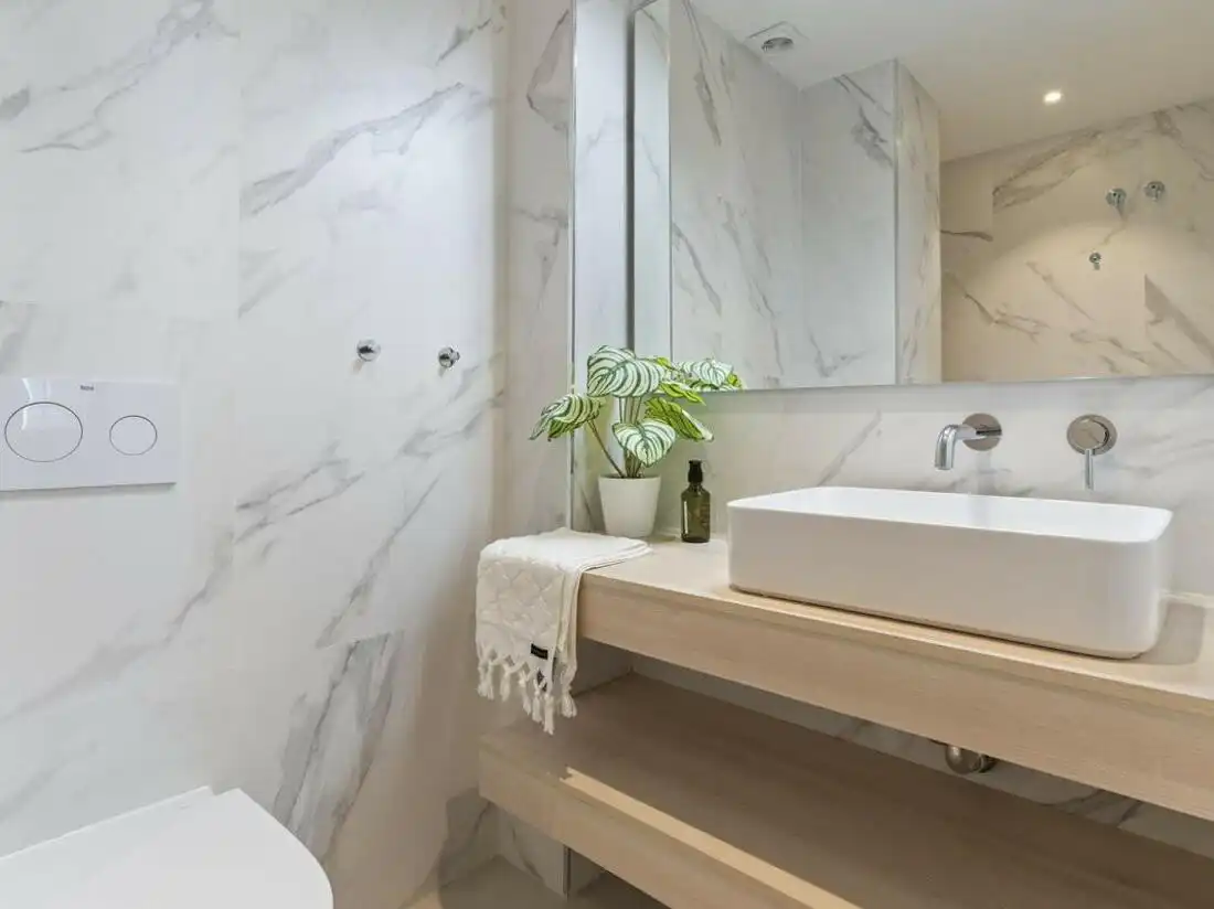 Badezimmer von Einfamilien-Reihenhaus zum Verkauf in Marbella mit Klimaanlage, Terrasse und Balkon