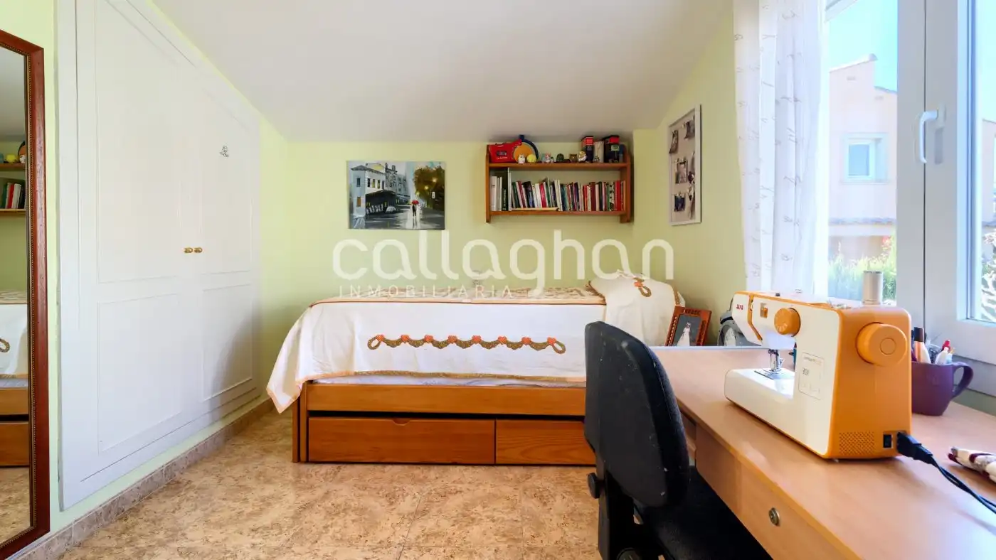 Habitación de Casa o chalet en venta en Paterna con Aire acondicionado, Calefacción y Jardín privado
