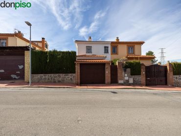 Casa aparellada amb balcó en venda a Calle MIMBRES UR.MONTELUZ