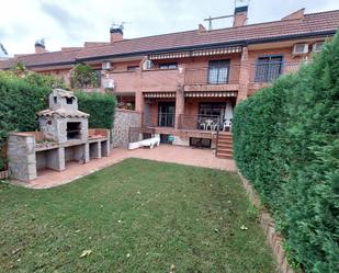 Jardí de Casa adosada en venda en Alcalá de Henares amb Aire condicionat i Terrassa