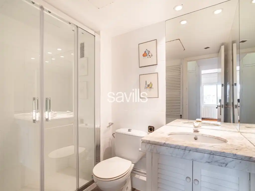 Bany de Apartament en venda en Barcelona amb Balcó