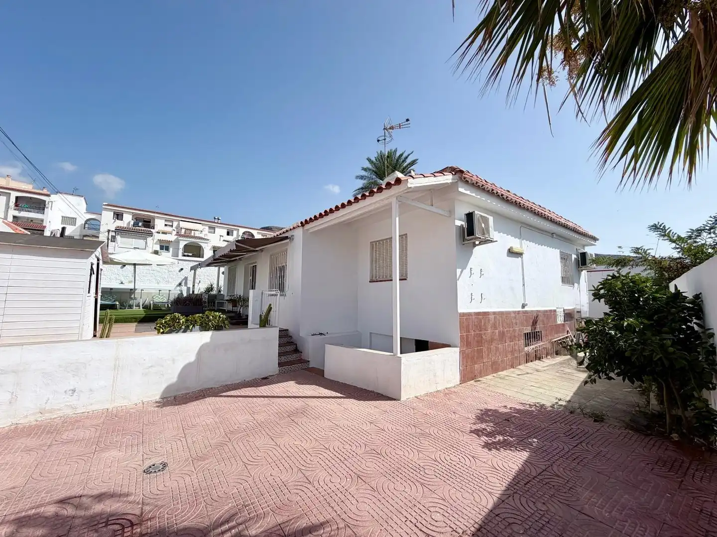 Vista exterior de Casa o chalet en venta en Roquetas de Mar con Aire acondicionado, Calefacción y Jardín privado