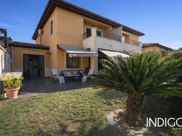Maison mitoyenne avec piscine à vendre à Capricorn