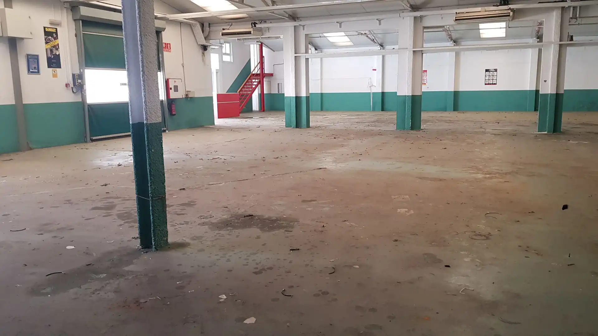 Fabrikhallen zum Verkauf in L'Hospitalet de Llobregat mit Heizung und Alarm