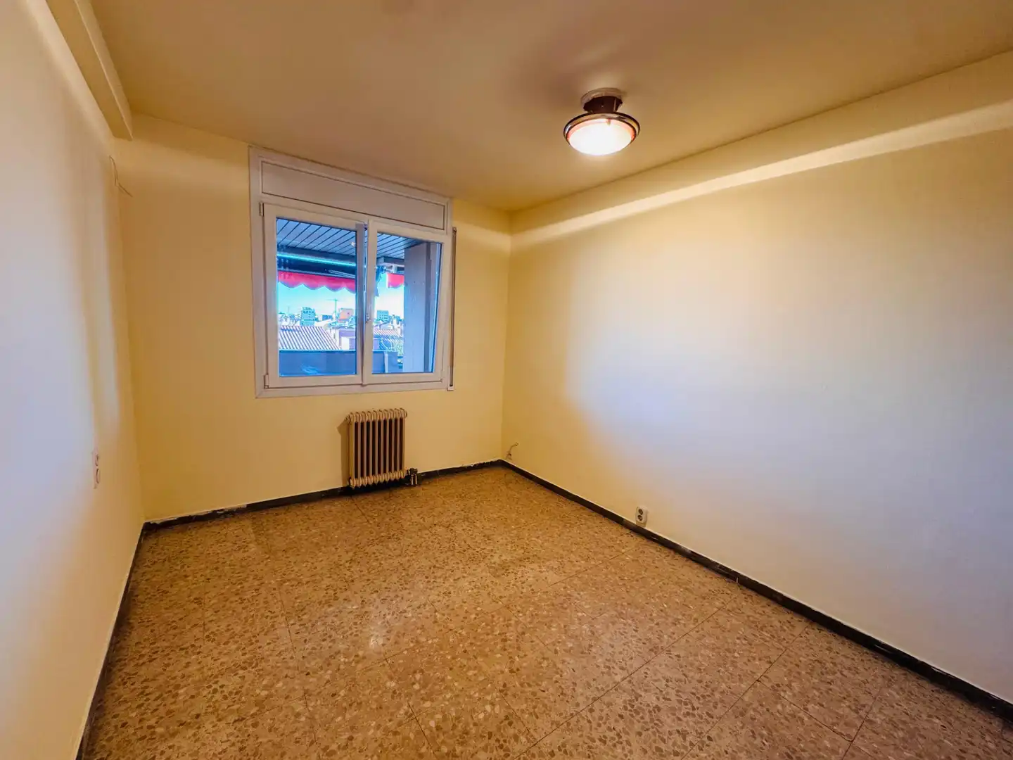 Bedroom of Flat for sale in Girona  with Air Conditioner, Heating and Terrace