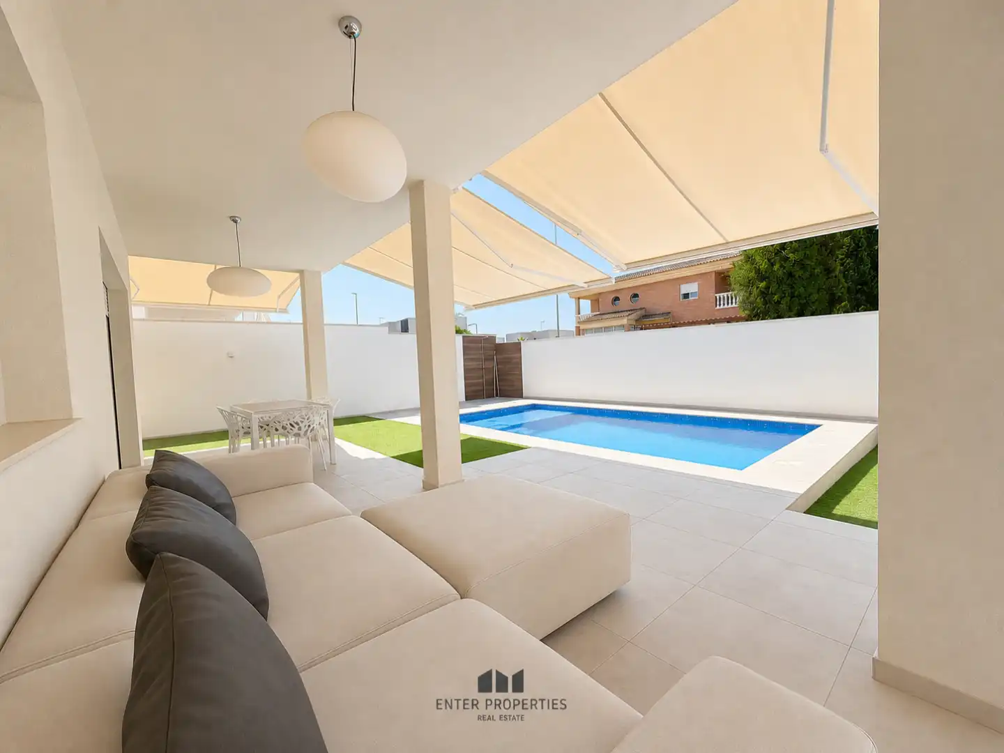 Piscina de Casa adosada en venda en La Pobla de Vallbona amb Aire condicionat, Calefacció i Terrassa